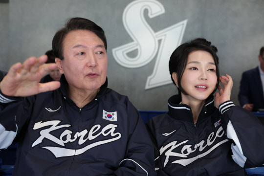 윤석열 대통령과 김건희 여사가 지난 1일 대구 삼성라이온즈파크에서 열린 2023 프로야구 NC 다이노스와 삼성 라이온즈의 개막전을 관람하고 있다. 대통령실 제공